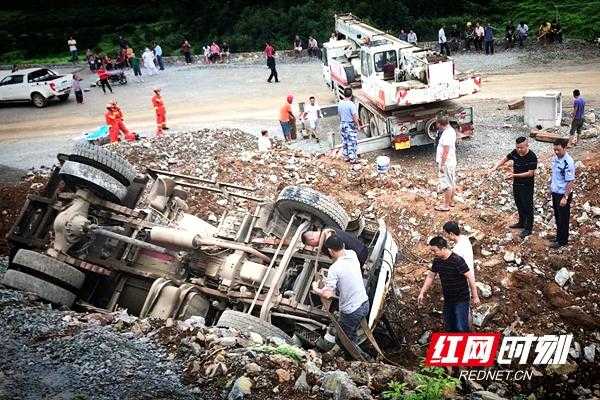 石门县最新车祸（石门县最新车祸现场）