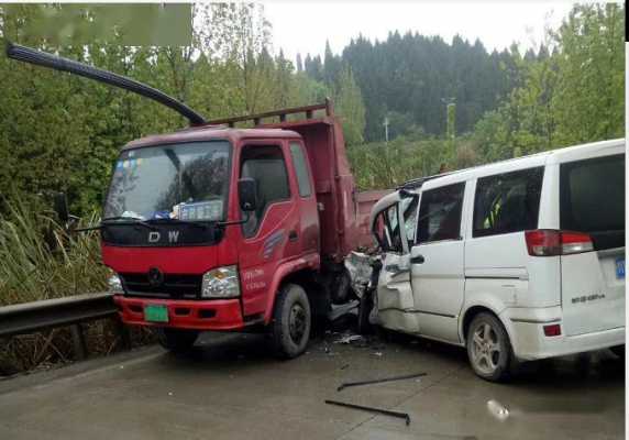 最新面包车撞挂车（面包车撞货车）